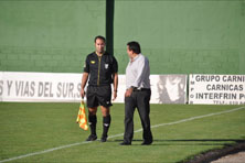 Todo el protagonismo para un trio arbitral de desastre. Foto: JOS&Eacute; UTRERA
